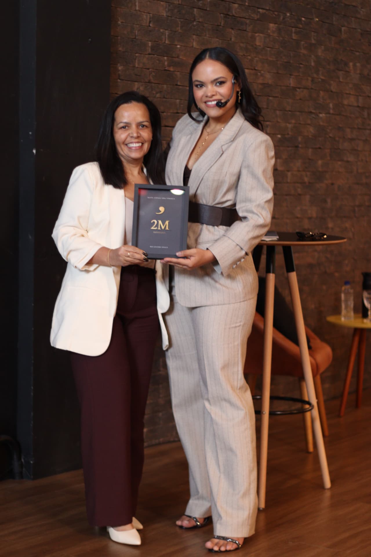 Delaine Nogueira recebendo a placa de R$ 2 milhões