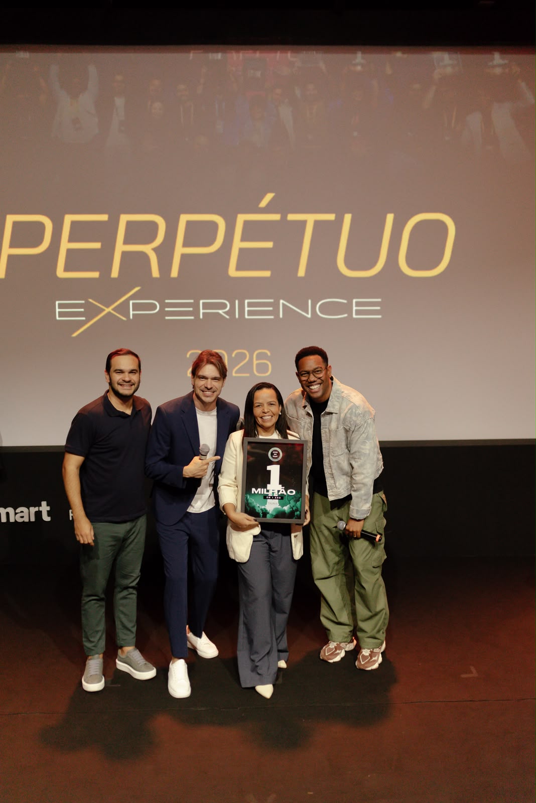 Delaine Nogueira recebendo a placa de R$ 1 milhão no palco